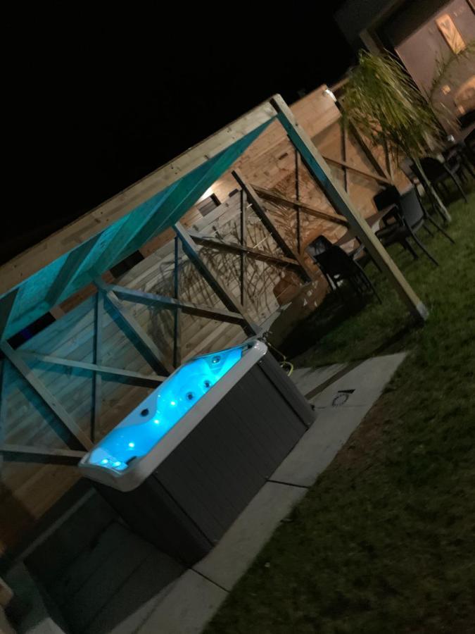 Glass Cube Outes Екстериор снимка
